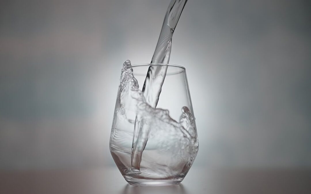 Boire de l’eau pendant les règles : un allié insoupçonné pour soulager vos maux